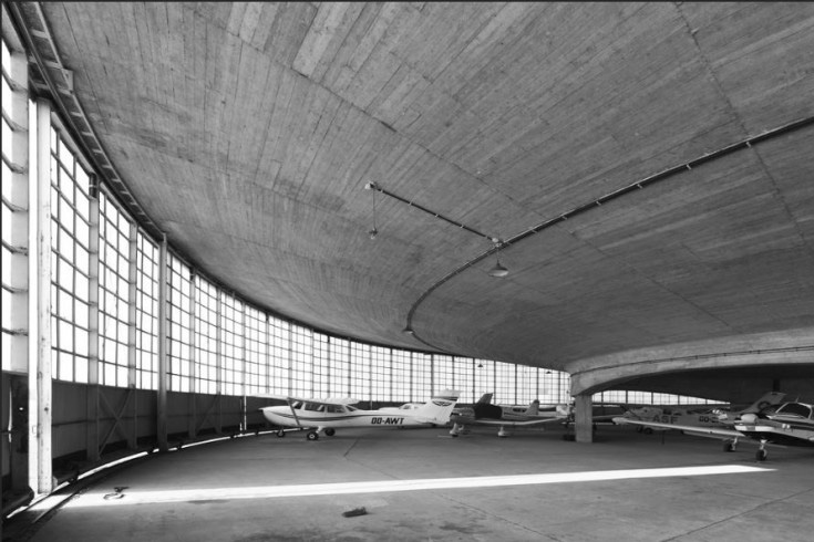 Two hangars in Grimbergen de Alfred Hardy. Fotografía de maarten CC by 2.01