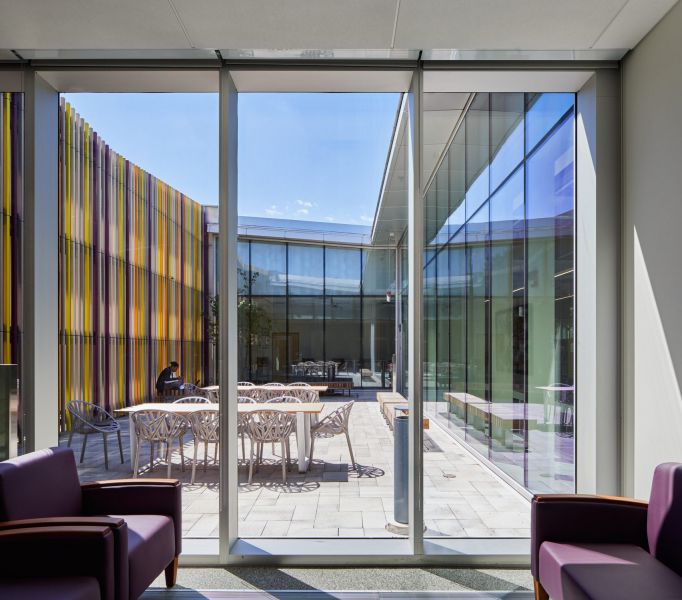arquitectura_Perkins_Will_Albion_Library_patio