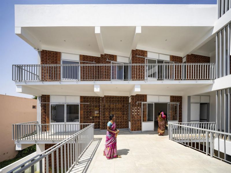 Imagen de la fachada del centro de día en Pondicherry obra de la arquitecta Anupama Kundoo