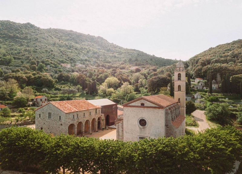 Imagen de la rehabilitación de un convento en Córcega