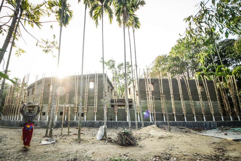 Imagen de la construcción del centro Anandaloy en Bangladesh