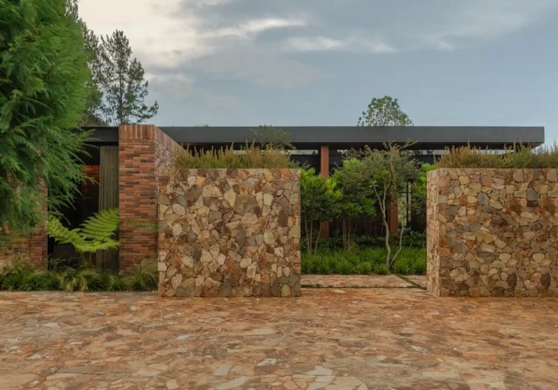 Antesala del ingreso principal de la Casa E + A