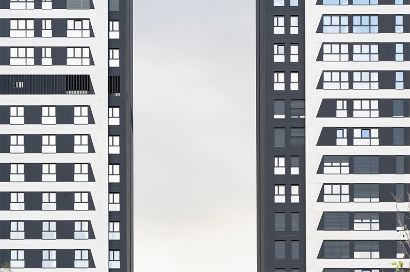 Arquitectura y Empresa, arquitectura, Kömmerling, proyecto de arquitectura, Málaga, AQ Urban Sky, AQ Acentor, Avintia, sostenibilidad, arquitectura sostenible, skyline, edificación sostenible, España, eficiencia energética, certificación BREEAM, sistema KÖMMERLING Xtrem 76AD, materiales de construcción, torre de viviendas, edificio residencial, hotel, arquitectura residencial, gran altura, diseño