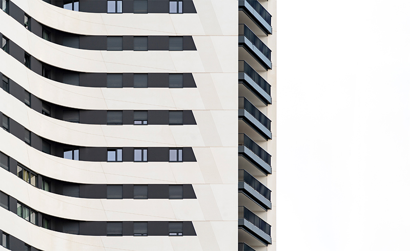 Arquitectura y Empresa, arquitectura, Kömmerling, proyecto de arquitectura, Málaga, AQ Urban Sky, AQ Acentor, Avintia, sostenibilidad, arquitectura sostenible, skyline, edificación sostenible, España, eficiencia energética, certificación BREEAM, sistema KÖMMERLING Xtrem 76AD, materiales de construcción, torre de viviendas, edificio residencial, hotel, arquitectura residencial, gran altura, diseño