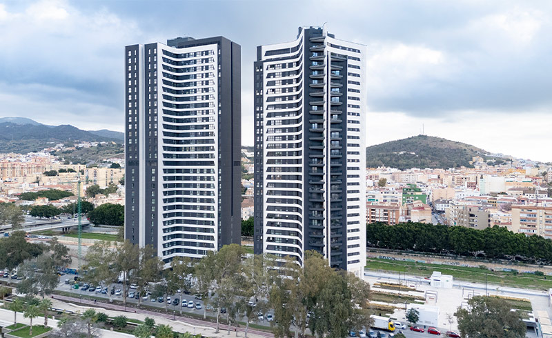 Arquitectura y Empresa, arquitectura, Kömmerling, proyecto de arquitectura, Málaga, AQ Urban Sky, AQ Acentor, Avintia, sostenibilidad, arquitectura sostenible, skyline, edificación sostenible, España, eficiencia energética, certificación BREEAM, sistema KÖMMERLING Xtrem 76AD, materiales de construcción, torre de viviendas, edificio residencial, hotel, arquitectura residencial, gran altura, diseño