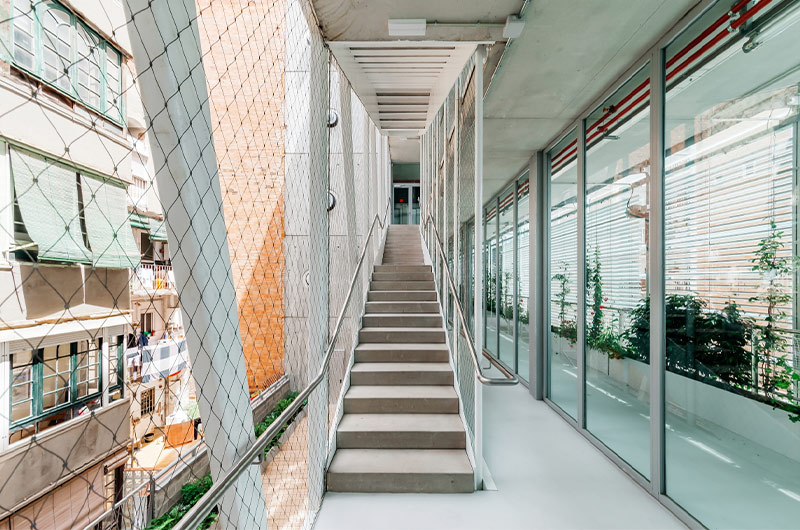 Arquitectura y Empresa, arquitectura, ARC316, mallas y cables, fachada, envolvente edificaciones, cerramientos exteriores, soluciones de fachada, estudio técnico, acero inoxidable, integración entre interior y exterior, eficiencia energética, cable estructural, confort, estética, diseño de fachadas, soluciones constructivas, materiales de construcción, cerramientos ligeros, ventilación cruzada, proyectos residenciales