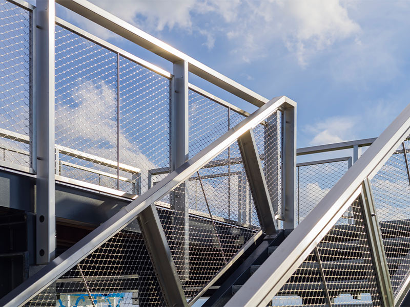 Arquitectura y Empresa, arquitectura, construcción, materiales de construcción, arquitectura y materiales, acero inoxidable, acero, mallas de acero, sostenible, sostenibilidad, cables de acero, mallas tensadas, solución sostenible, calidad, durabilidad, eficiencia, diseño, larga vida útil, material reciclado, sistemas de cerramiento, fachadas, barandillas, estructuras de seguridad