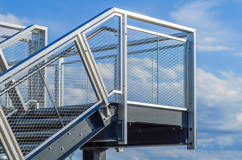 Arquitectura y Empresa, arquitectura, construcción, materiales de construcción, arquitectura y materiales, acero inoxidable, acero, mallas de acero, sostenible, sostenibilidad, cables de acero, mallas tensadas, solución sostenible, calidad, durabilidad, eficiencia, diseño, larga vida útil, material reciclado, sistemas de cerramiento, fachadas, barandillas, estructuras de seguridad