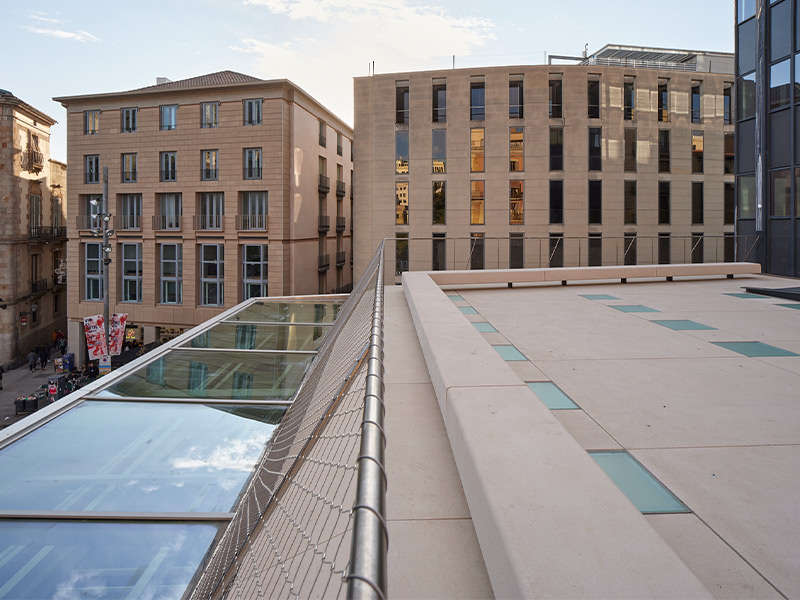 Arquitectura y Empresa, arquitectura, ARC 316, Barcelona, España, Col·legi d’Arquitectes de Catalunya, COAC, PERIS+TORAL ARQUITECTES, rehabilitación, proyecto de arquitectura, centro de exposiciones, museo, espacio polivalente, espacios flexibles, arquitectura contemporánea, acero inoxidable, Carl Stahl, malla X-TEND®, diseño de producto, barandilla, detalle técnico, arquitectura urbana, José Hevia