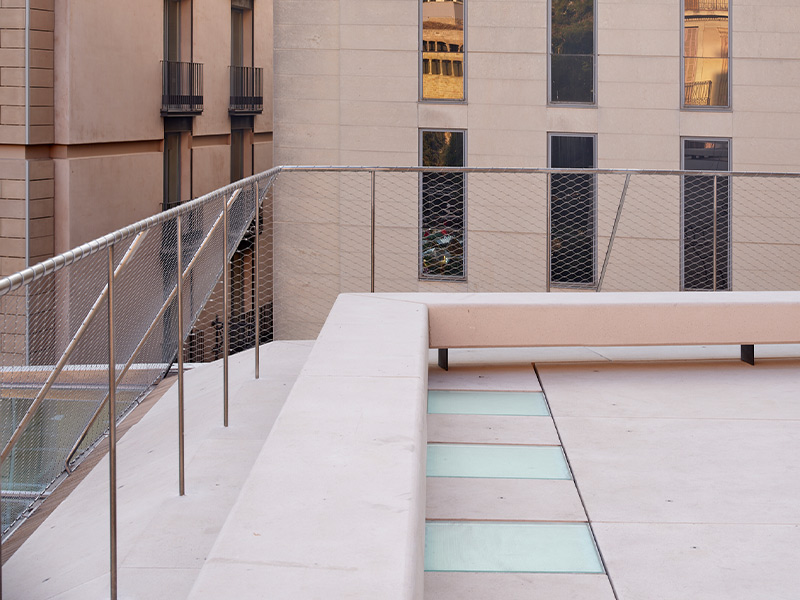 Arquitectura y Empresa, arquitectura, ARC 316, Barcelona, España, Col·legi d’Arquitectes de Catalunya, COAC, PERIS+TORAL ARQUITECTES, rehabilitación, proyecto de arquitectura, centro de exposiciones, museo, espacio polivalente, espacios flexibles, arquitectura contemporánea, acero inoxidable, Carl Stahl, malla X-TEND®, diseño de producto, barandilla, detalle técnico, arquitectura urbana, José Hevia