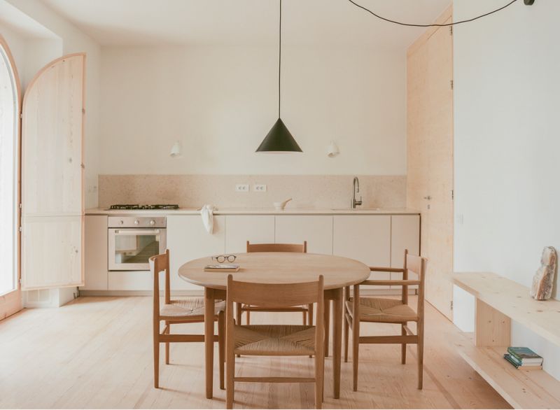 Imagen del interior minimalista de la Aristo House