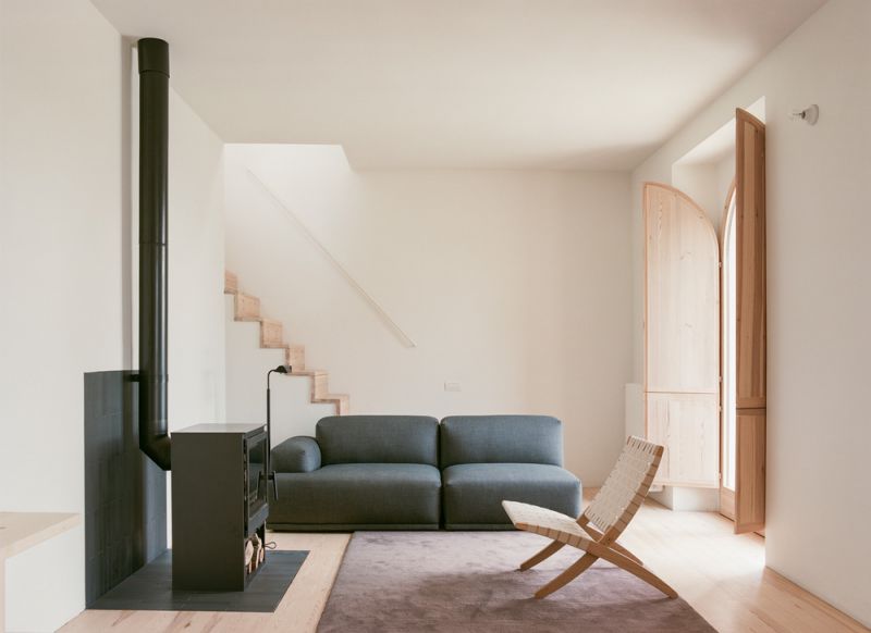 Imagen del interior minimalista de la Aristo House