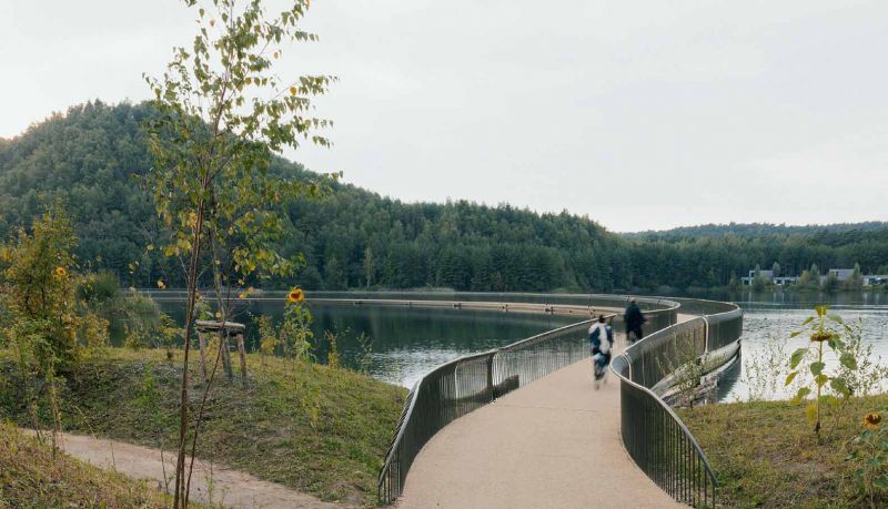 Cycling Between Terrils: un puente flotante entre historia minera, naturaleza y diseño