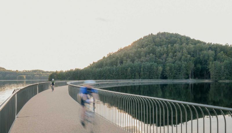 Cycling Between Terrils: un puente flotante entre historia minera, naturaleza y diseño