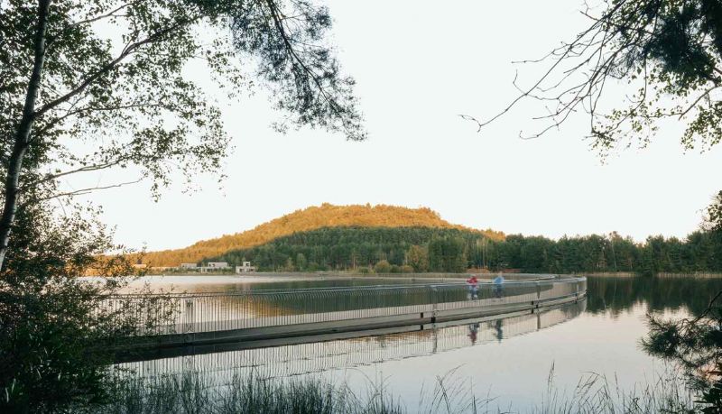 Cycling Between Terrils: un puente flotante entre historia minera, naturaleza y diseño