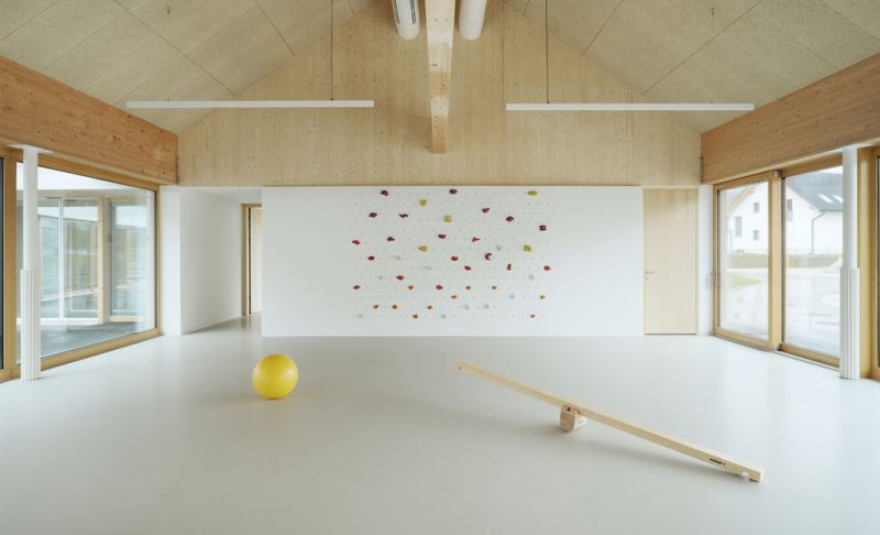 Imagen del interior de la de la guardería Bohinj, Eslovenia. Finalista del premio de arquitectura Mies Van der Rohe 2024