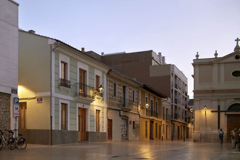 ARQUITECTURA_Y_EMPRESA_Casa Isabel-_FACHADA PLAZA