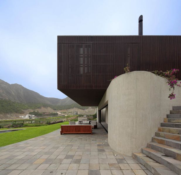 casa con anfiteatro  Lima Perú_ fachada trasera y jardin