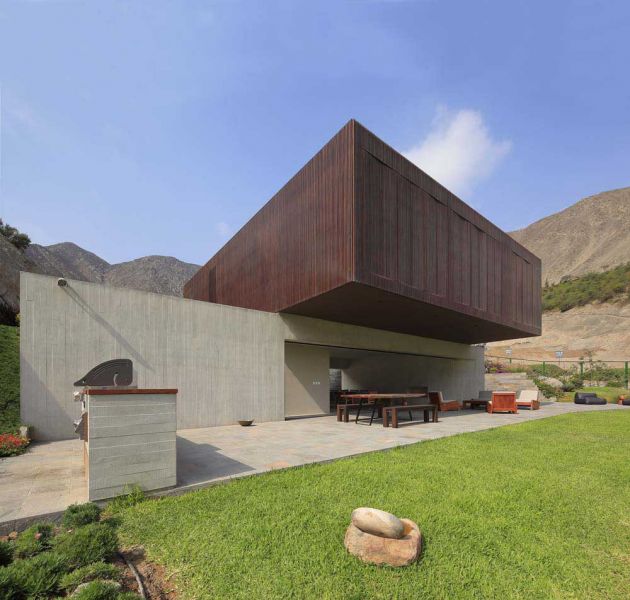 casa con anfiteatro Lima Perú_ vista desde la parte del jardin estanque