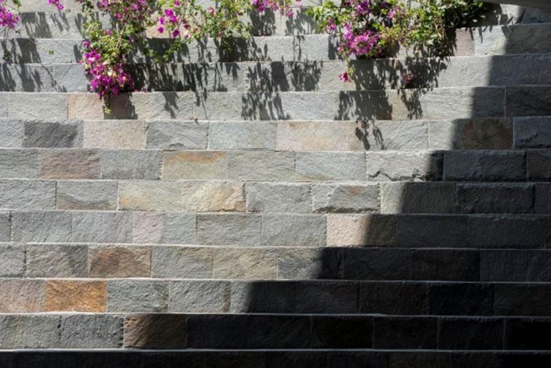 Casa con anfiteatro  Lima Perú_ detalle de piedra de escaleras