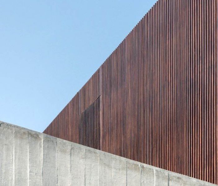 casa con anfiteatro Lima Perú. Hormigón y madera materiales