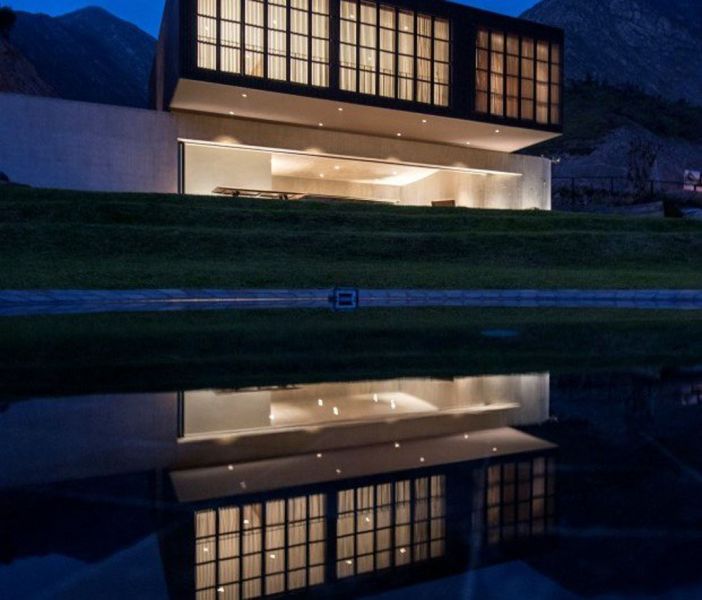 casa con anfiteatro  Lima Perú fachada trasera iluminada