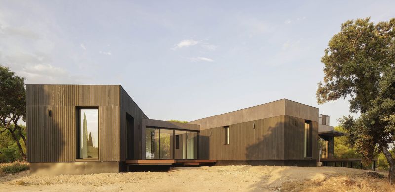 Los tres volúmenes definen los patios con su posición angular