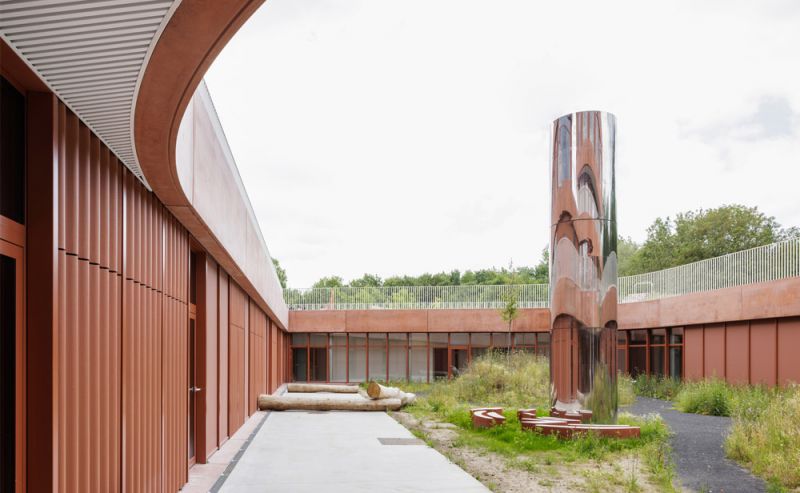 Imagen del patio interior de la escuela Theodoor en Bélgica obra de Cuypers&Q Arquitecten