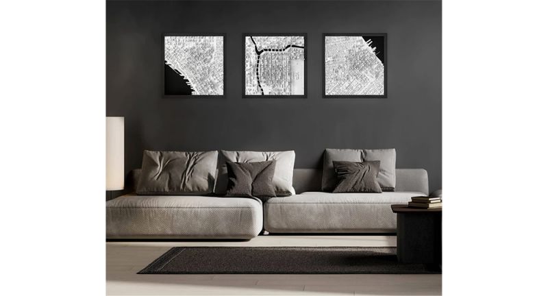 Salón con pared oscura, un sofá y tres cuadros