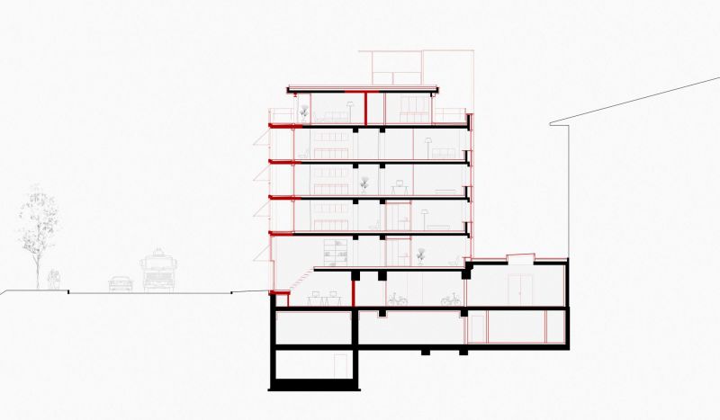 Sección del edificio con estructura existente en negro y elementos nuevos en rojo