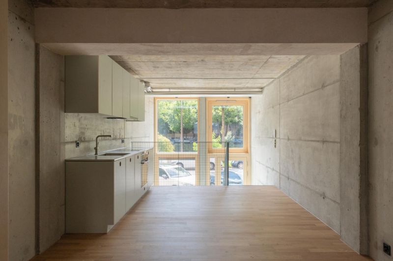 Interior de una vivienda atelier de la planta baja