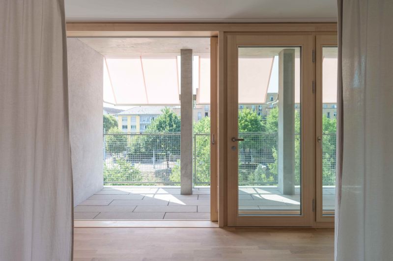 Vista amplia hacia el espacio de circulación exterior