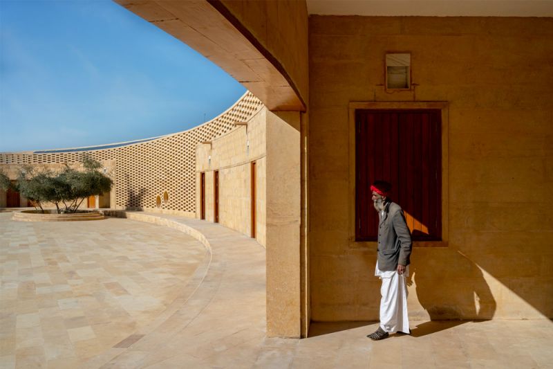 Los pasillos crean zonas de sombra en este edificio situado en el desierto