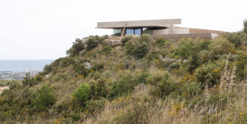 Imagen del exterior con vistas al paisaje de la Villa FO parte del conjunto Experimental Hill en el Valle de Noto