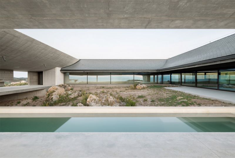 Imagen del claustro con piscina de la Villa RP01 en el Valle de Noto obra del estudio Fondamenta