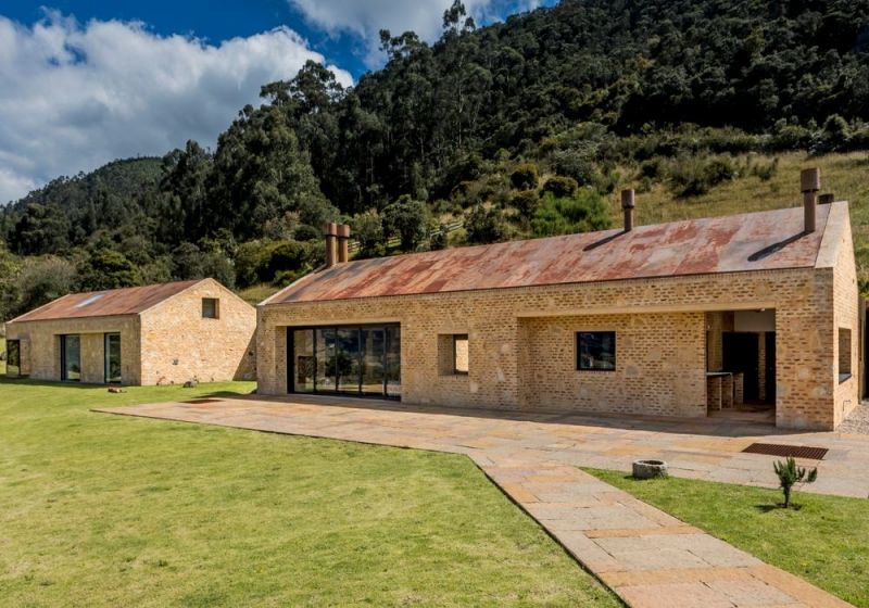 Fachada sur y occidental de la Casa Amangiri