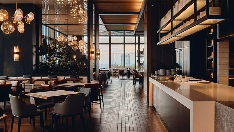 Arquitectura y Empresa, arquitectura, Japón, Japan, Tokio, hotel, hotel de lujo, hostelería, restaurante, materiales naturales, diseño de interiores, interiorismo, diseño interior, BAR Studio, Fairmont Tokyo, Peter Bennetts, arquitectura tradicional japonesa, contraste arquitectónico, arquitectura contemporánea, arquitectura en altura, Shibaura, Blue Front Shibaura South, jardín en altura, vegetación integrada, Peter Bennetts