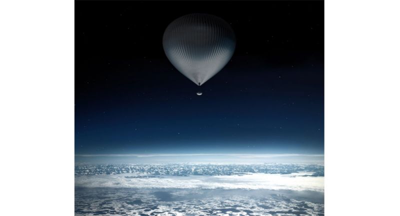 Globo estratosférico sobrevolando la tierra en imagen nocturna
