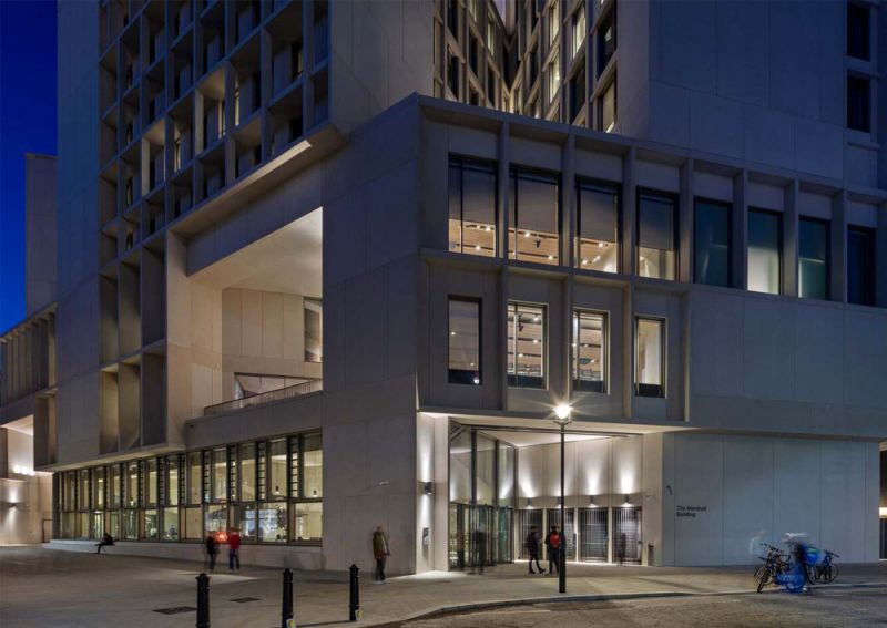 Imagen nocturna de la fachada del edficio Marshall obra de Grafton Architects