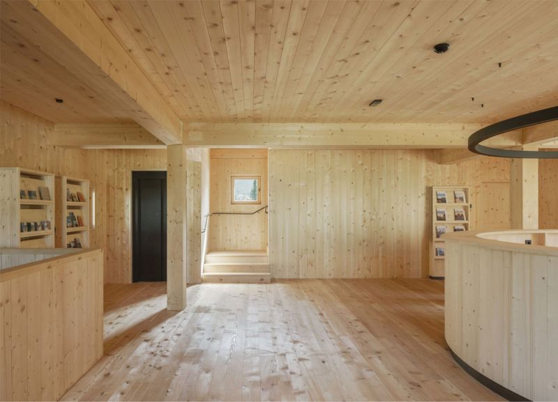 Imagen del interior de la recepción de la Haus der Berge construida con madera