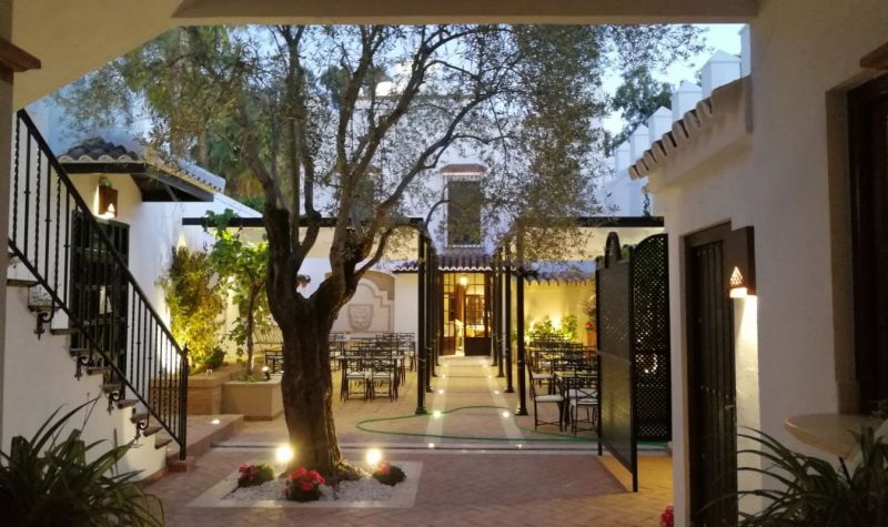 arquitectura_y_empresa_hotel-la-malvasia_patio 5