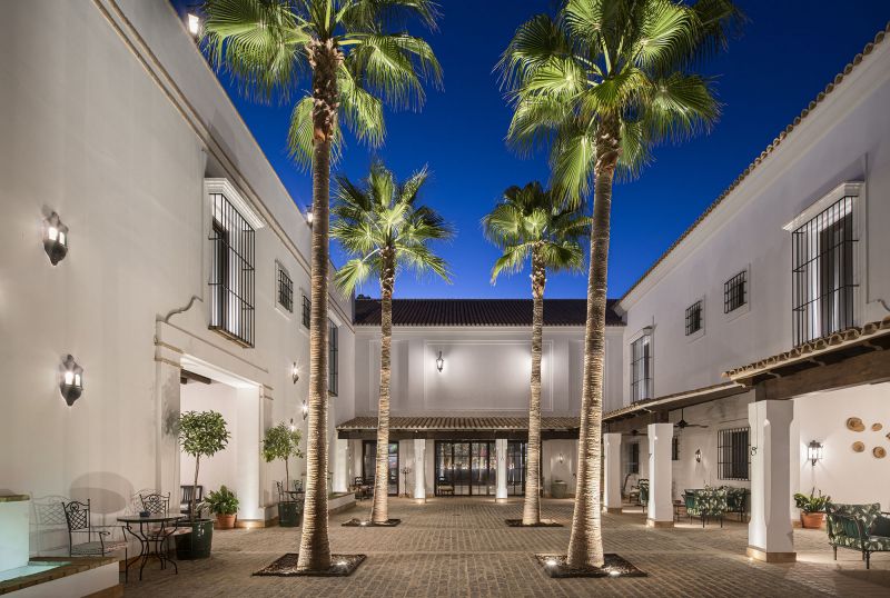 arquitectura_y_empresa_hotel-la-malvasia_patio andaluz 5