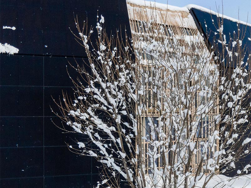 Arquitectura y Empresa, arquitectura, construcción, Japón, Japan, Florian Busch Architects, arquitectura contemporánea, Hokkaido, eficiencia energética, paneles solares, energía verde, sostenibilidad, sostenible, ecológico, construcción ecológica, vivienda off-grid, arquitectura residencial, vivienda, casa, unifamiliar, autosuficiente, autosuficiencia energética