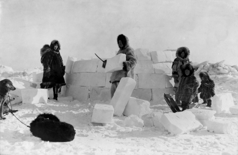 Familia Inuit construyendo un iglú
