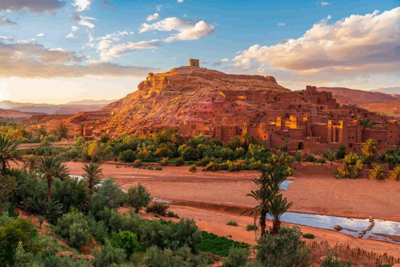 Puesta del sol sobre ksar de ait benhaddou, provincia de uarzazat, en el borde del desierto del sahara en marruecos, arquitectura presahariana