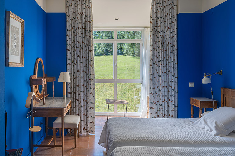 Arquitectura y Empresa, arquitectura, diseño de interiores, interiorismo, MARIANO, La Posada, hotel, rehabilitación, proyecto de reforma, Asturias, indigo, azul, arquitectura e historia, naturaleza, integración con la naturaleza, posada, arquitectura imperfecta, imagen subliminal