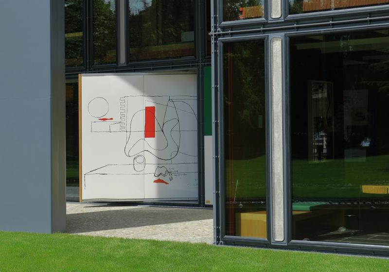 Zona de entrada con dibujo de Le Corbusier