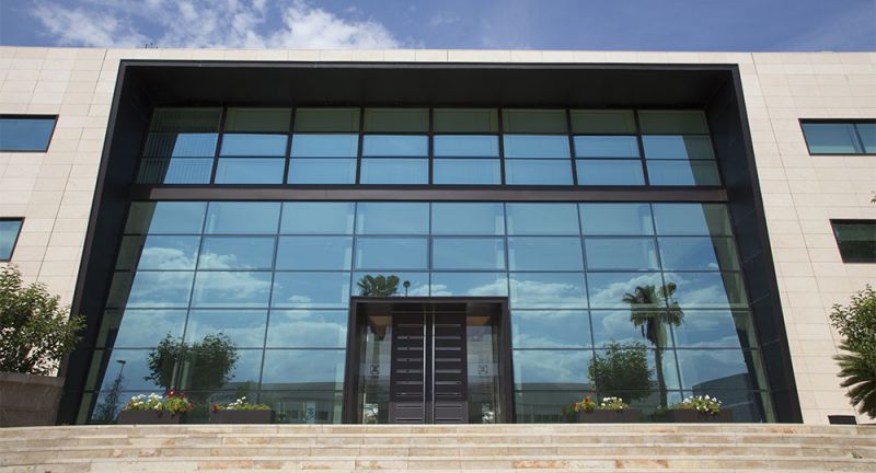 Fachada de vidrio que da acceso a edificio de oficinas
