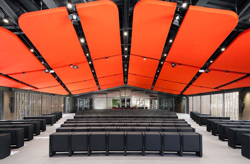 Imagen del interior de la nueva aula magna con paneles absorbentes acùsticos de la Universidad LUISS de Roma