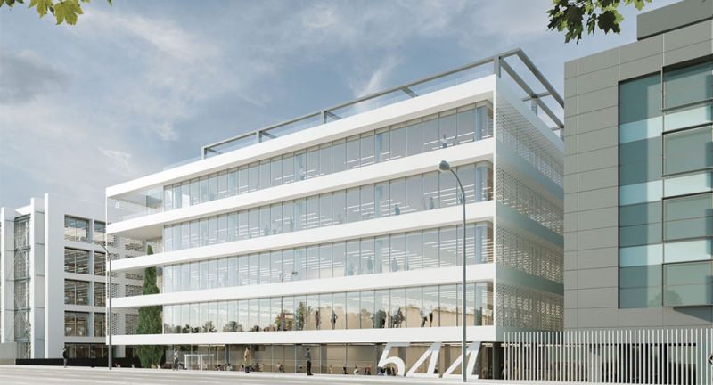 Edificio de oficinas en Madrid con fachada blanca
